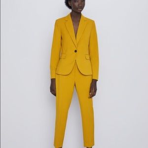 Zara Basic Blazer long sleeve with lapel collar, front welt pockets, back vent.